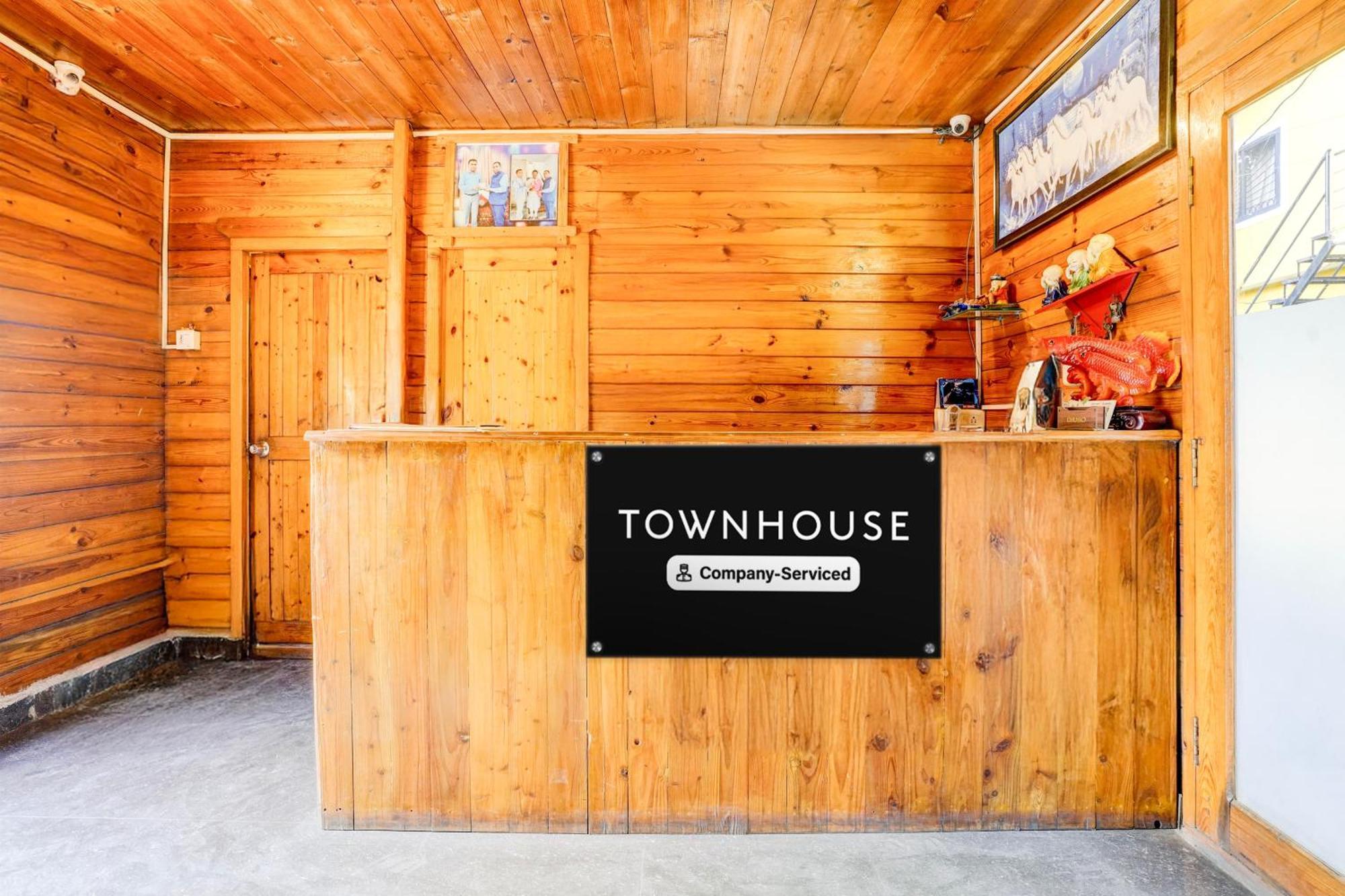 Super Townhouse Morjim Hotel ภายนอก รูปภาพ