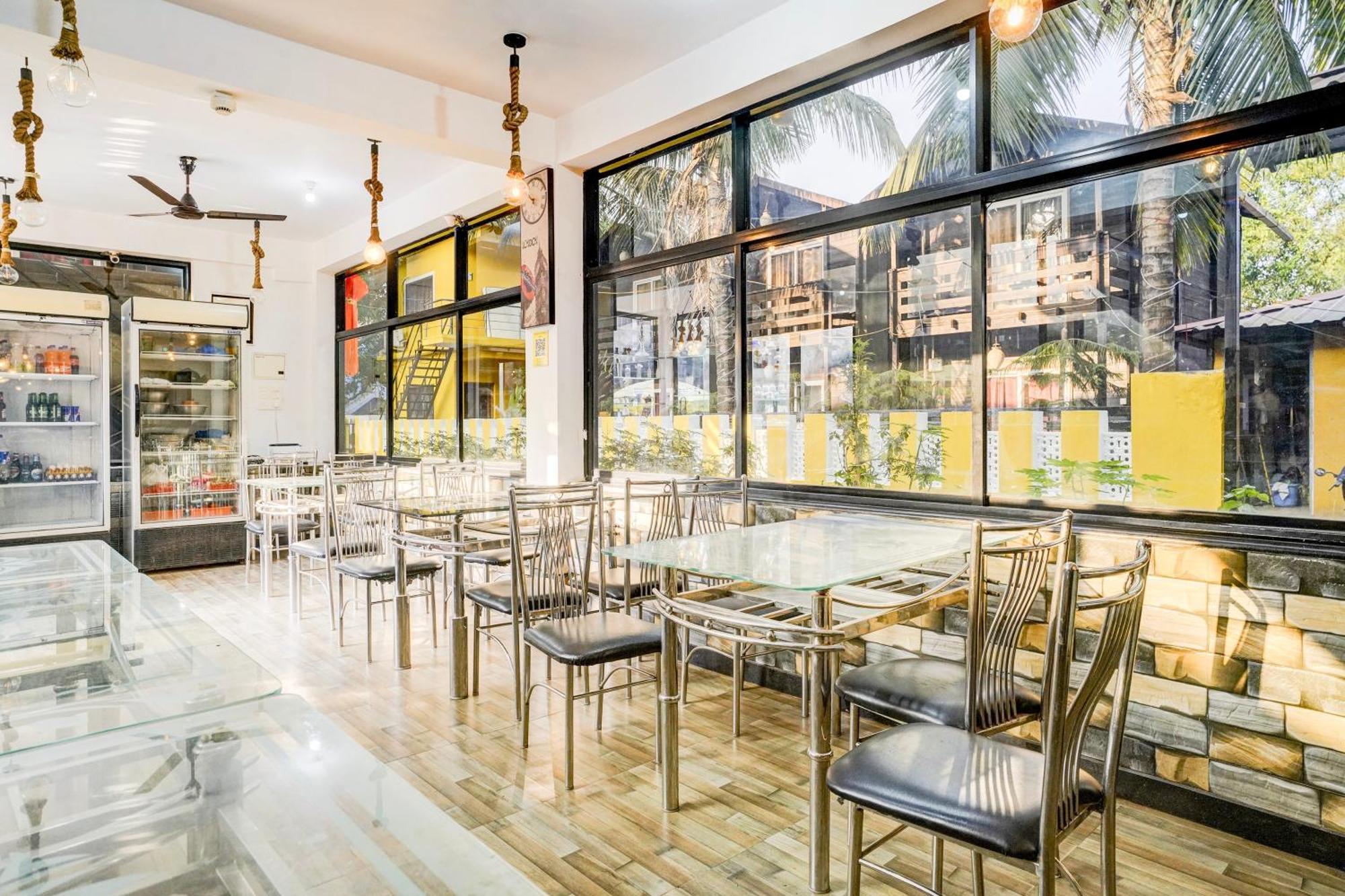 Super Townhouse Morjim Hotel ภายนอก รูปภาพ