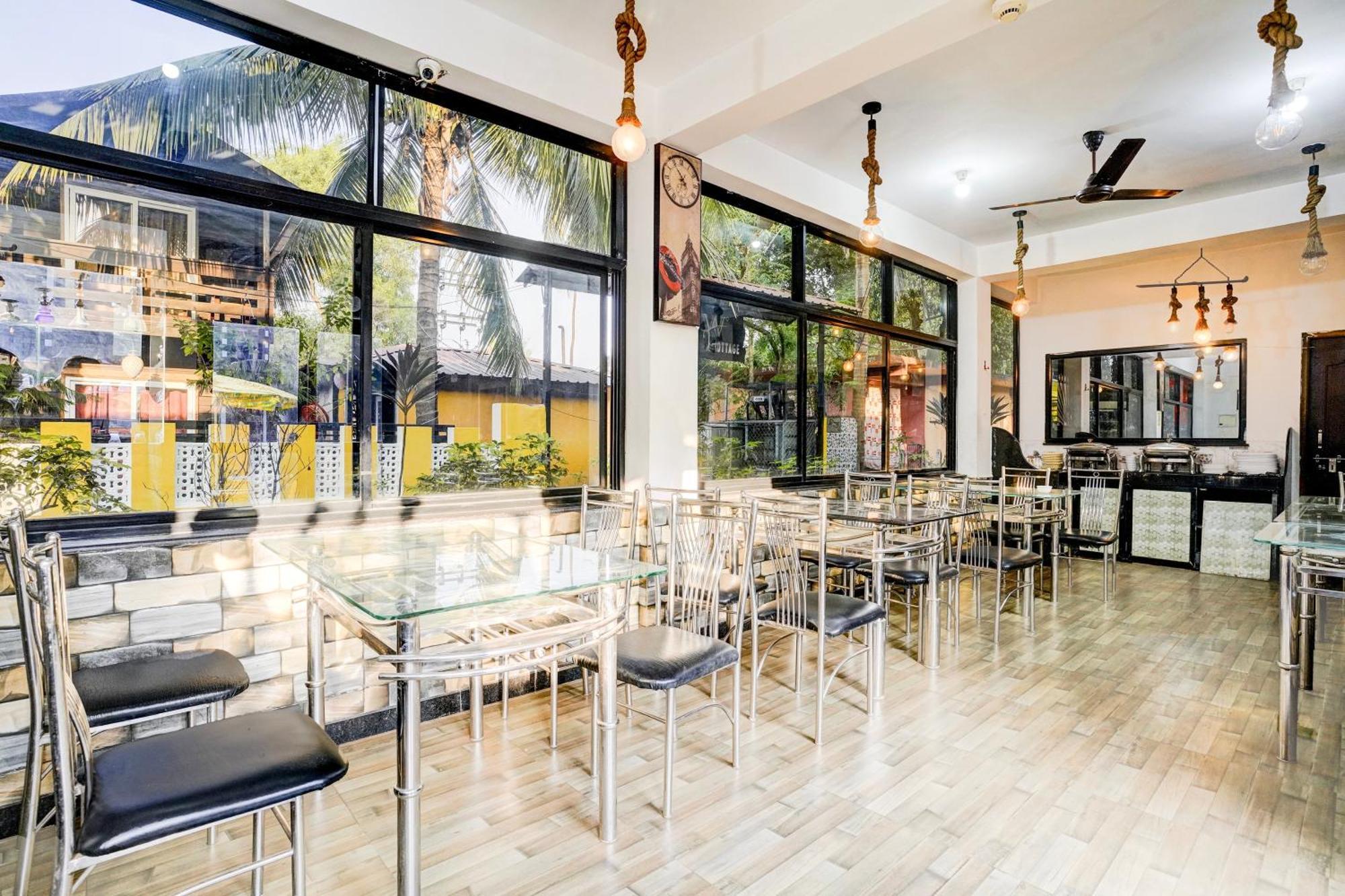 Super Townhouse Morjim Hotel ภายนอก รูปภาพ