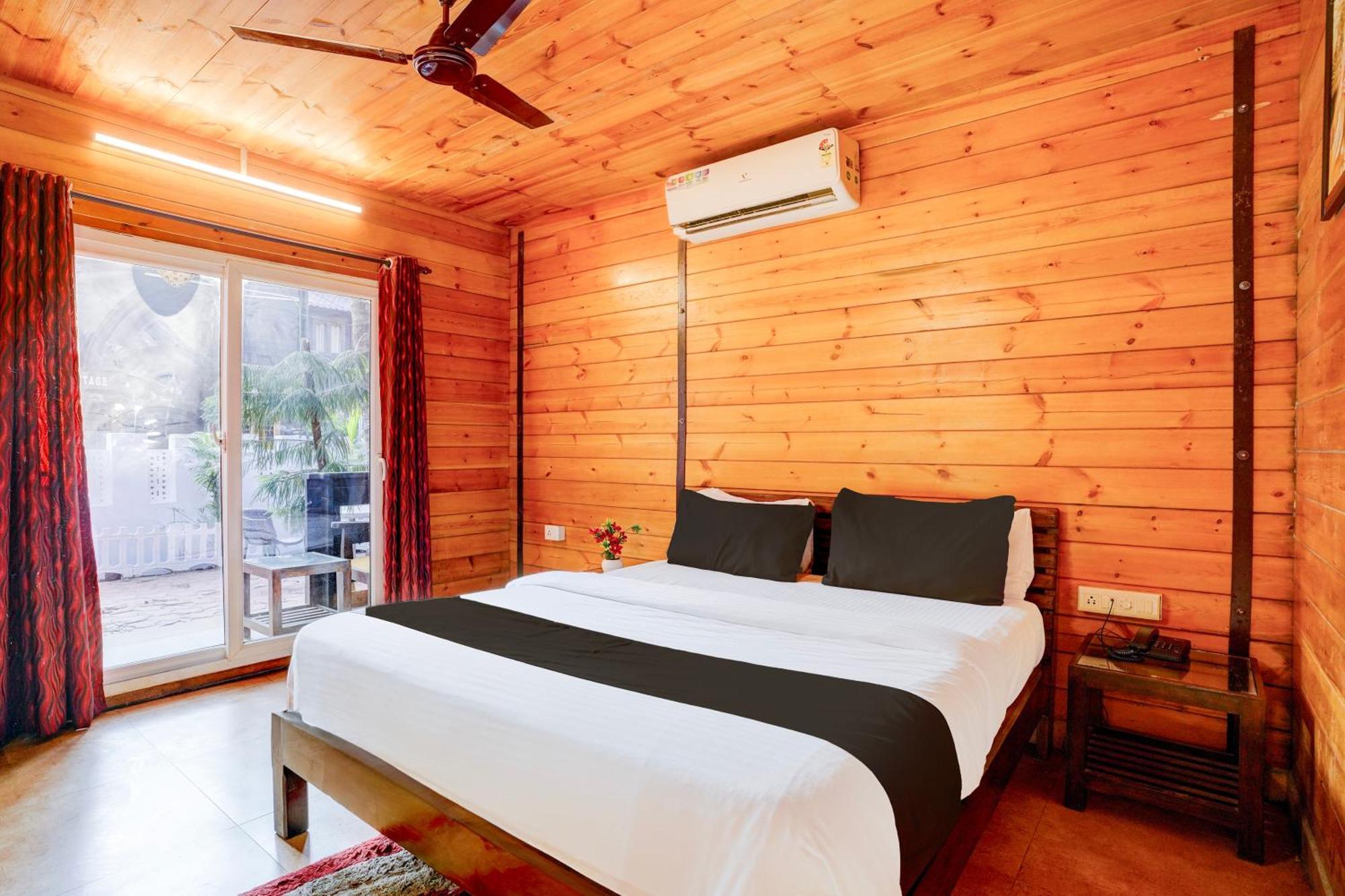 Super Townhouse Morjim Hotel ภายนอก รูปภาพ